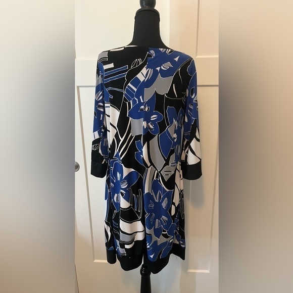 Wrapper Dress Size Large. EUC. - Picture 3 of 5